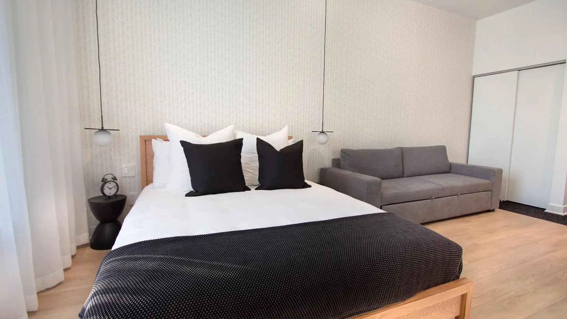 Apartment Studio #11 - Self Check-In - Plateau - St-Denis Montreal